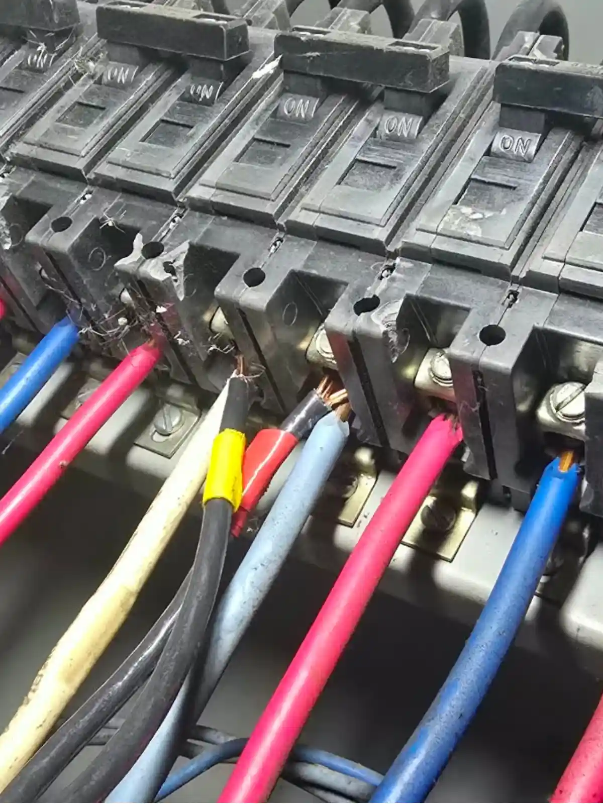Derivación inadecuada en tablero para cargar vehículo eléctrico