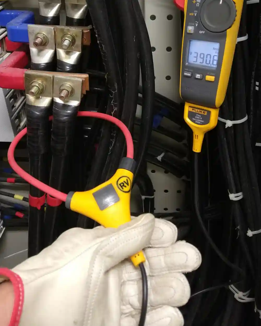 Trabajo de electricidad industrial en Cali - Raúl Vallejo