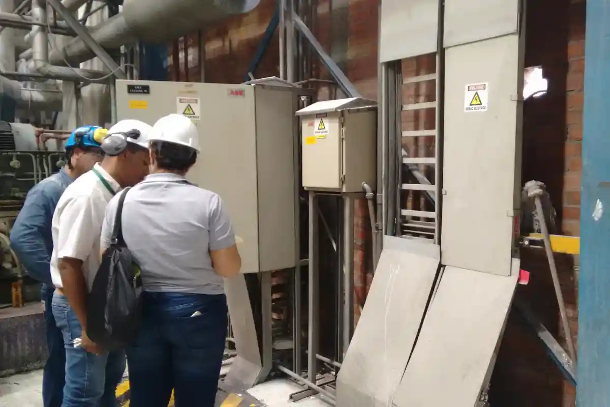 Raúl Vallejo en planta industrial - mantenimiento eléctrico